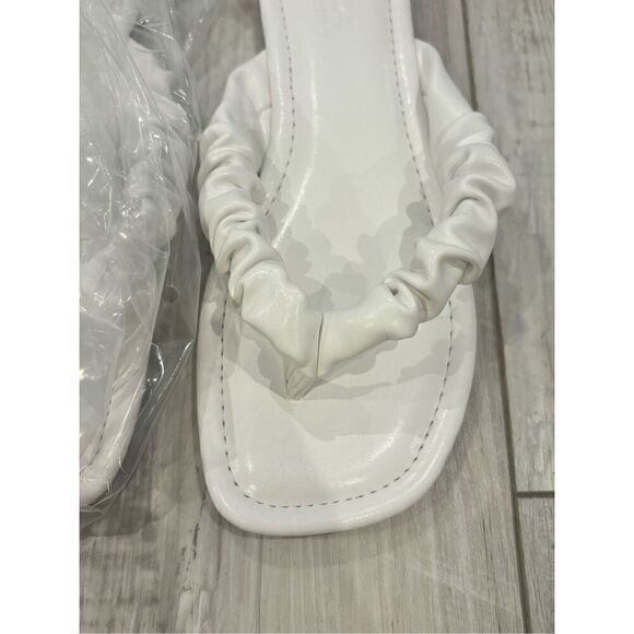 Soda ladies, white flat, flip-flop sandals, size 7 - Picture 3 of 9